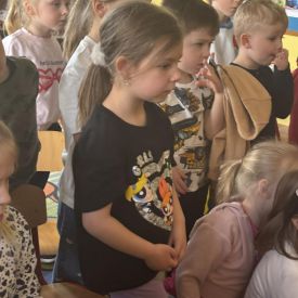 Spotkanie z ratownikiem medycznym a sali przedszkolnej.