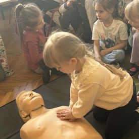 Spotkanie z ratownikiem medycznym a sali przedszkolnej.