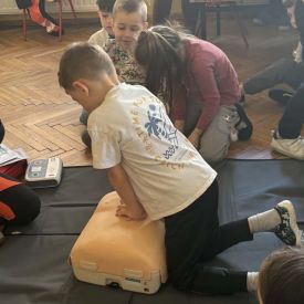 Spotkanie z ratownikiem medycznym a sali przedszkolnej.