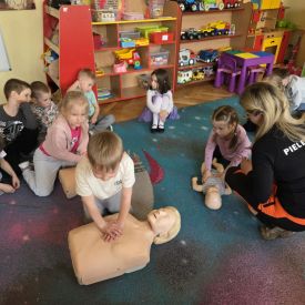 Spotkanie z ratownikiem medycznym a sali przedszkolnej.