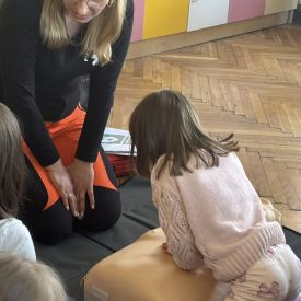 Spotkanie z ratownikiem medycznym a sali przedszkolnej.