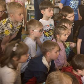 Spotkanie z ratownikiem medycznym a sali przedszkolnej.