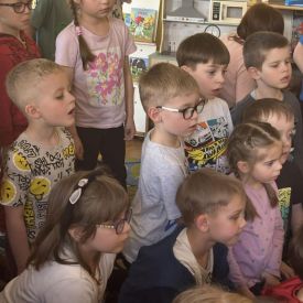 Spotkanie z ratownikiem medycznym a sali przedszkolnej.