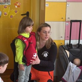 Spotkanie z ratownikiem medycznym a sali przedszkolnej.