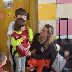 Spotkanie z ratownikiem medycznym a sali przedszkolnej.