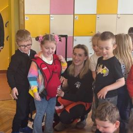 Spotkanie z ratownikiem medycznym a sali przedszkolnej.