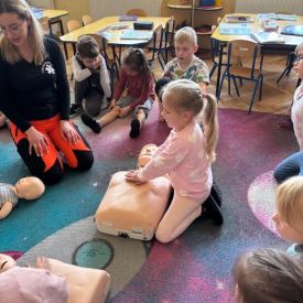 Spotkanie z ratownikiem medycznym a sali przedszkolnej.