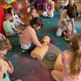 Spotkanie z ratownikiem medycznym a sali przedszkolnej.