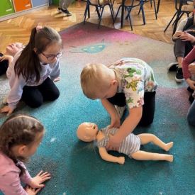 Spotkanie z ratownikiem medycznym a sali przedszkolnej.