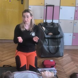 Spotkanie z ratownikiem medycznym a sali przedszkolnej.