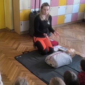 Spotkanie z ratownikiem medycznym a sali przedszkolnej.
