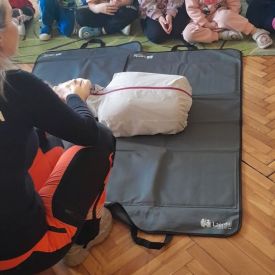 Spotkanie z ratownikiem medycznym a sali przedszkolnej.