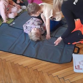 Spotkanie z ratownikiem medycznym a sali przedszkolnej.