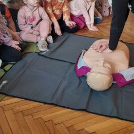 Spotkanie z ratownikiem medycznym a sali przedszkolnej.