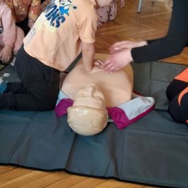 Spotkanie z ratownikiem medycznym a sali przedszkolnej.