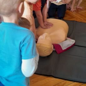 Spotkanie z ratownikiem medycznym a sali przedszkolnej.