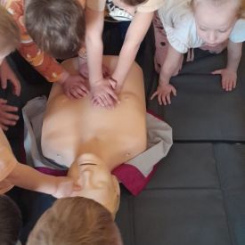 Spotkanie z ratownikiem medycznym a sali przedszkolnej.