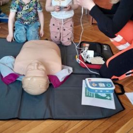 Spotkanie z ratownikiem medycznym a sali przedszkolnej.