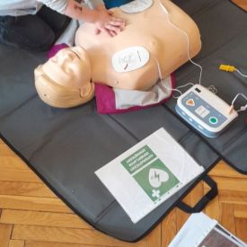 Spotkanie z ratownikiem medycznym a sali przedszkolnej.