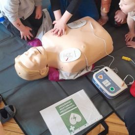 Spotkanie z ratownikiem medycznym a sali przedszkolnej.