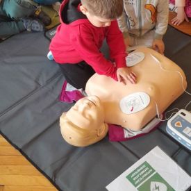 Spotkanie z ratownikiem medycznym a sali przedszkolnej.