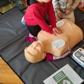 Spotkanie z ratownikiem medycznym a sali przedszkolnej.