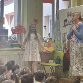 Występ Kółka teatralnego w przedszkolu