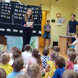 Występ Kółka teatralnego w przedszkolu