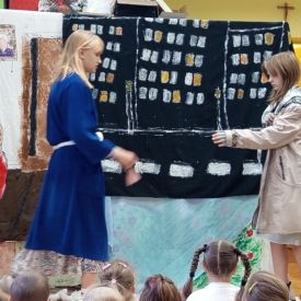 Występ Kółka teatralnego w przedszkolu