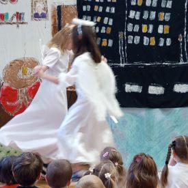Występ Kółka teatralnego w przedszkolu