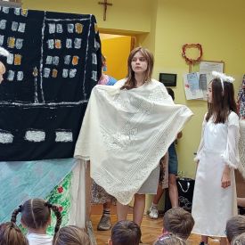 Występ Kółka teatralnego w przedszkolu