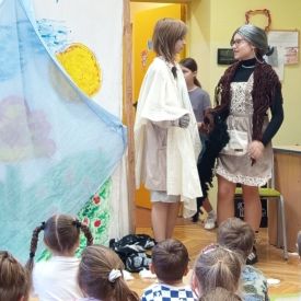 Występ Kółka teatralnego w przedszkolu