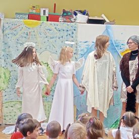 Występ Kółka teatralnego w przedszkolu