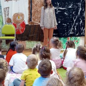 Występ Kółka teatralnego w przedszkolu