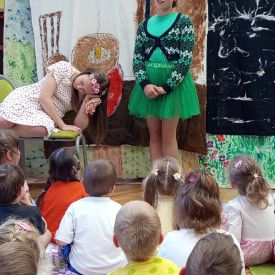 Występ Kółka teatralnego w przedszkolu