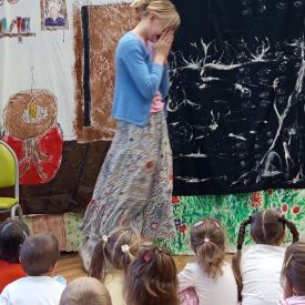 Występ Kółka teatralnego w przedszkolu