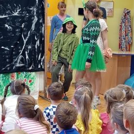 Występ Kółka teatralnego w przedszkolu
