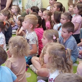 Występ Kółka teatralnego w przedszkolu