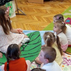 Występ Kółka teatralnego w przedszkolu