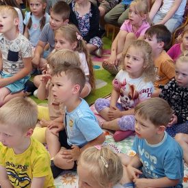 Występ Kółka teatralnego w przedszkolu