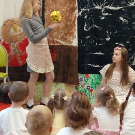 Występ Kółka teatralnego w przedszkolu