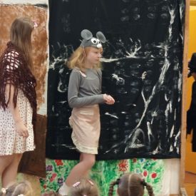 Występ Kółka teatralnego w przedszkolu