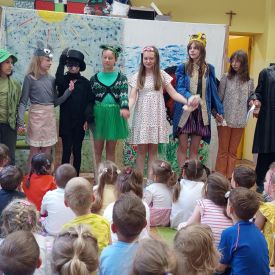 Występ Kółka teatralnego w przedszkolu