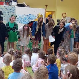 Występ Kółka teatralnego w przedszkolu