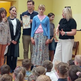Występ Kółka teatralnego w przedszkolu