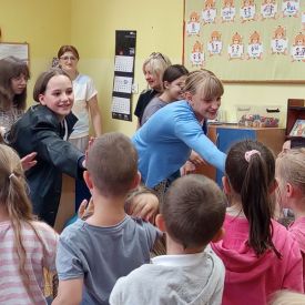 Występ Kółka teatralnego w przedszkolu