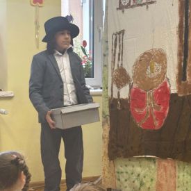 Występ Kółka teatralnego w przedszkolu