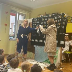 Występ Kółka teatralnego w przedszkolu