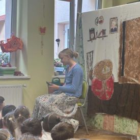 Występ Kółka teatralnego w przedszkolu