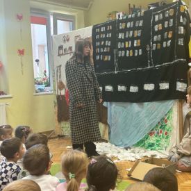 Występ Kółka teatralnego w przedszkolu